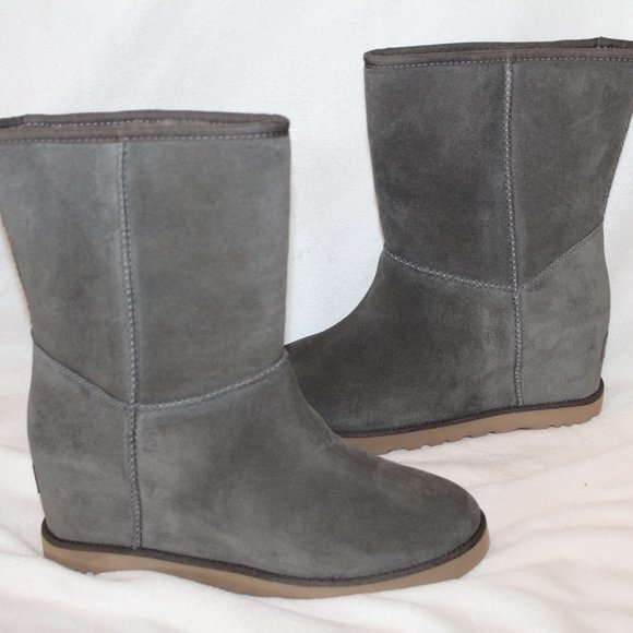 NIB UGG WOMEN'S FEMME CLASSIC SHORT SUEDE SHEARLING‎ BOOTS SLATE GRAY - Picture 1 of 7